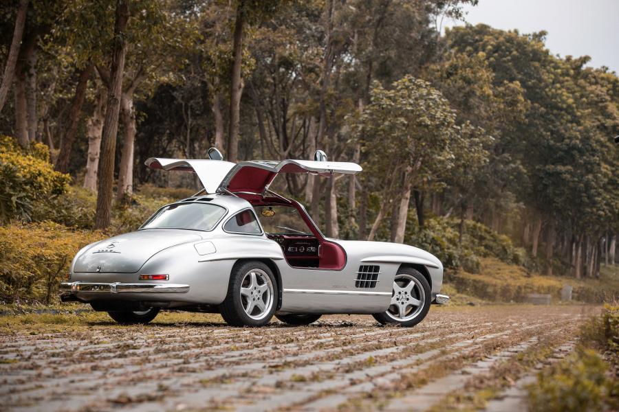  Mercedes-Benz 300 SL AMG 1996 года  (фото 4 из 15)